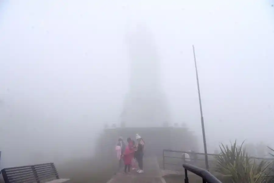 CASI INVISIBLE. El enorme monumento que distingue a San Javier, pareció una sombra ante la densa niebla que cubrió la zona el martes.
