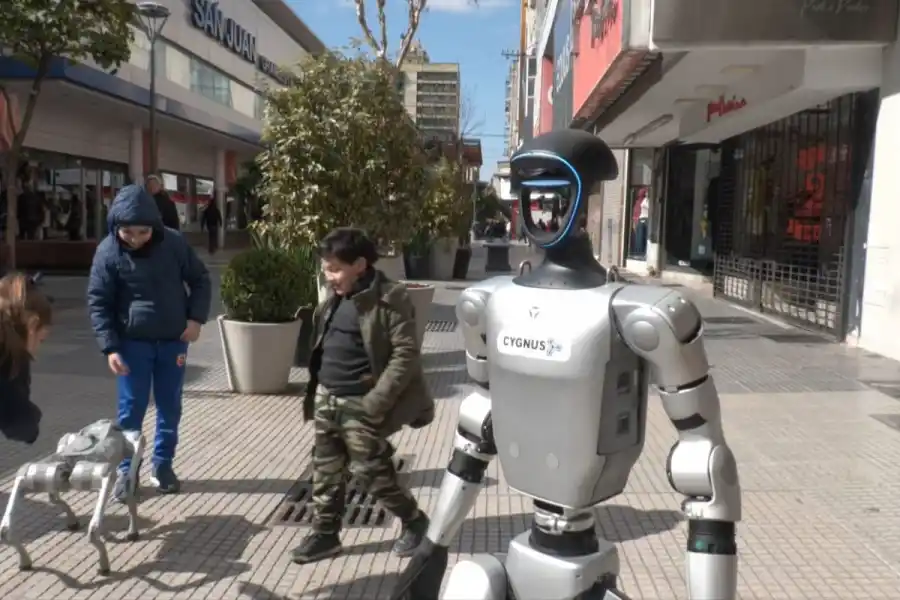 Chicho y Amancio, los robots que interrumpieron la rutina en pleno centro tucumano