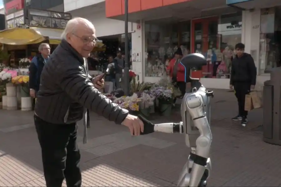 Chicho y Amancio, los robots que interrumpieron la rutina en pleno centro tucumano