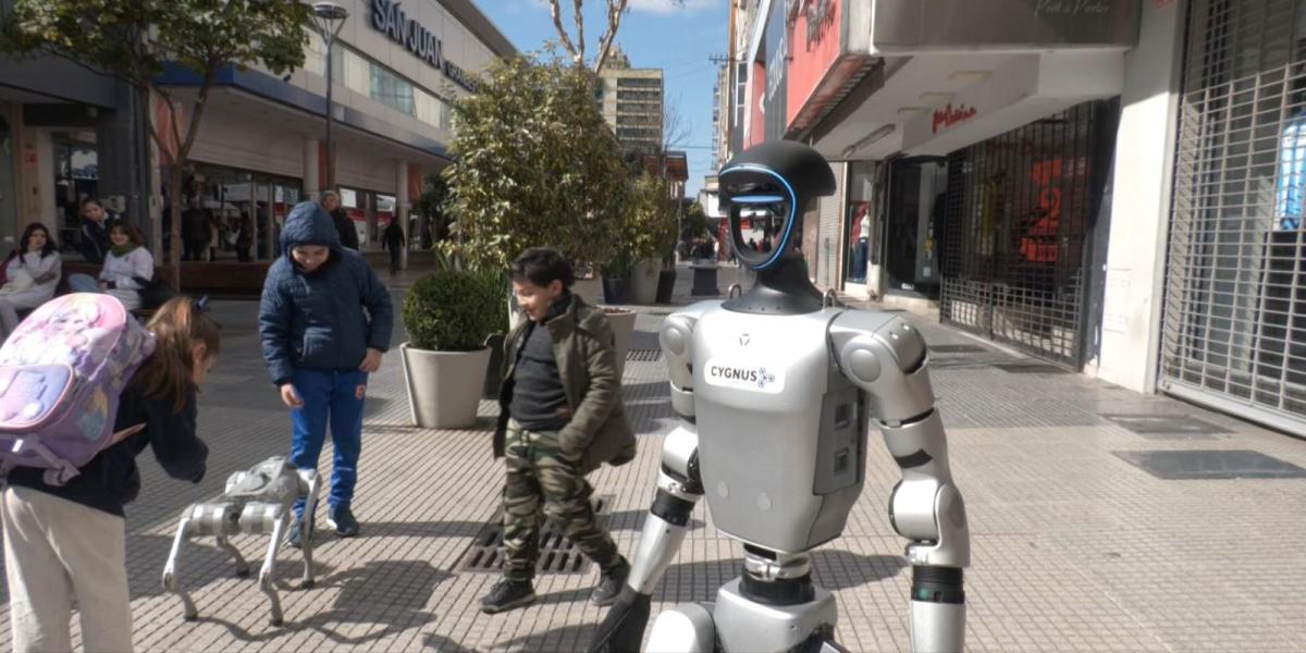https://img.lagaceta.com.ar/fotos/notas/2025/07/02/chicho-amancio-robots-interrumpieron-rutina-pleno-centro-tucumano-1090807-142741.jpg