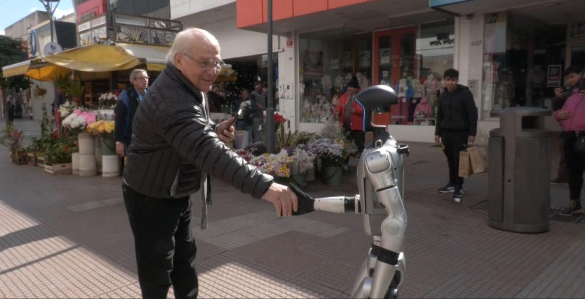 https://img.lagaceta.com.ar/fotos/notas/2025/07/02/chicho-amancio-robots-interrumpieron-rutina-pleno-centro-tucumano-1090807-142830.jpg