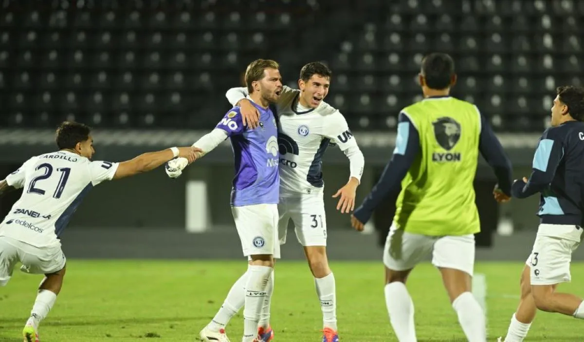 AGRADECIDOS. Los compañeros abrazan a Centurión fundamental en la victoria.