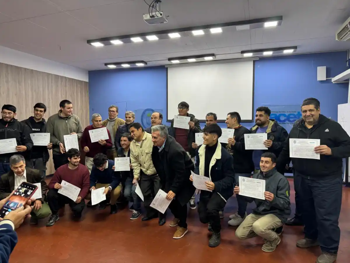 ENTREGA DE DIPLOMAS. El acto de colación de la primera promoción de instaladores de aires de la Facet./CORTESÍA DE JUAN CARLOS SANTANA