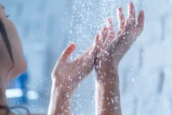 Lo que nunca deberías hacer al ducharte en invierno, según una especialista en salud