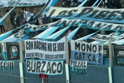 Los hinchas de Racing expresaron su malestar por la salida de Maxi Salas: No se jode