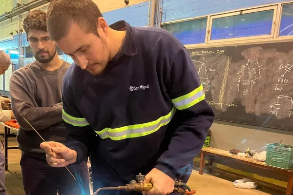 Un oficio con gran salida laboral: se graduaron los primeros instaladores de aires de la Facet