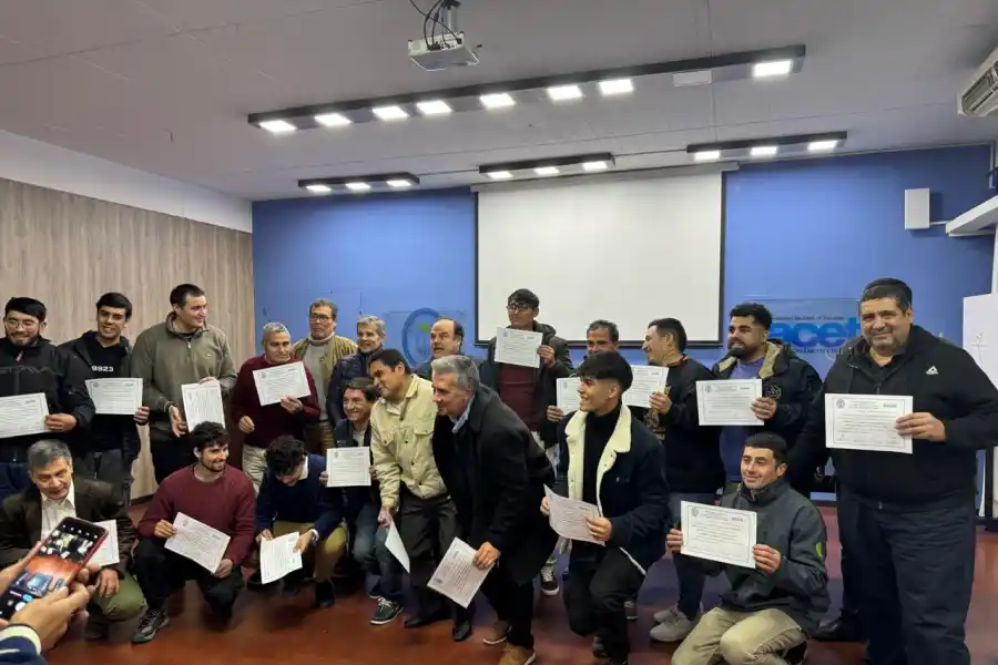 ENTREGA DE DIPLOMAS. El acto de colación de la primera promoción de instaladores de aires de la Facet./CORTESÍA DE JUAN CARLOS SANTANA