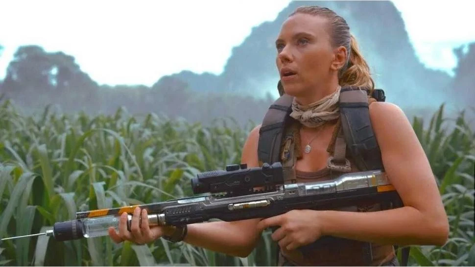 ACCIÓN Y AVENTURA. Scarlett Johansson es una intrépida militar en la nueva “Jurassic World”, que debe conseguir material genético de dinosaurios.