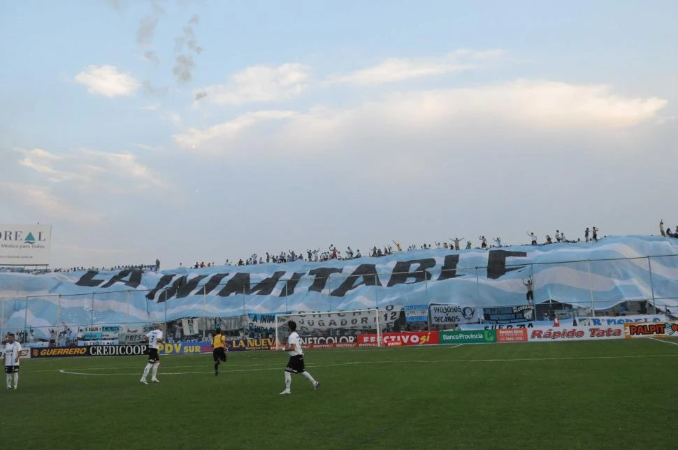 PODER. La Inimitable domina la barra brava desde hace 30 años.