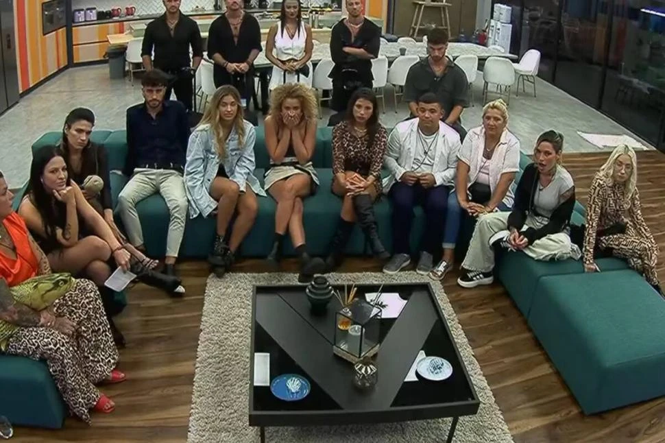 EN EL LIVING DE LA CASA. Una de las galas de eliminación de la última temporada, que tuvo a la tucumana Petrona entre los participantes.