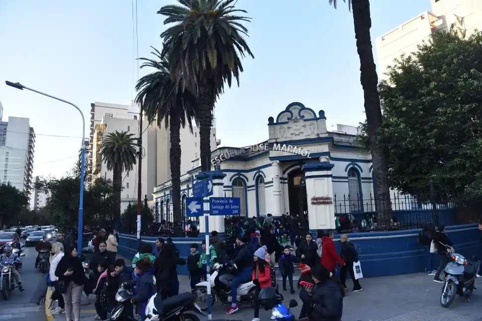 ABRIGADOS. Estudiantes usaron bufandas, gorros y abrigos en la vuelta.