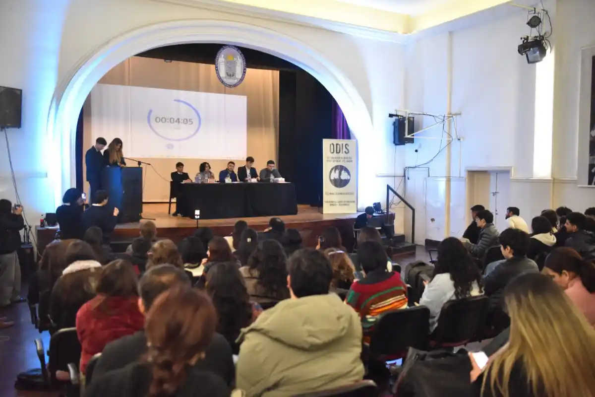 DEBATE EN FILO. Cinco jóvenes militantes de distintos partidos se enfrentaron en un debate intenso y sin filtros en un auditorio lleno. / LA GACETA, OSVALDO RIPOLL