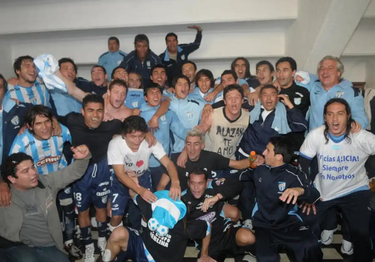FESTEJO. El plantel del 2009 era dirigido por Héctor Rivoira.