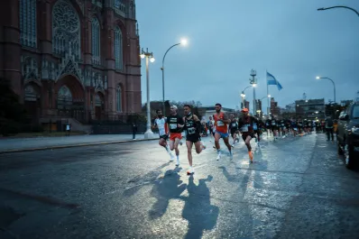 Con más de 3500 corredores, la Media Maratón Ciudad de La Plata fue un éxito