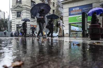 Regresan las lluvias a Santiago: qué día del fin de semana cambiará el clima en la Región Metropolitana