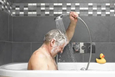 Por qué debemos bañarnos menos a medida que envejecemos, según una dermatóloga