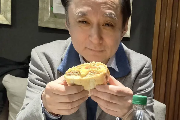 El Embajador de Japón probó el sánguche de milanesa: ¿cuál fue su reacción?