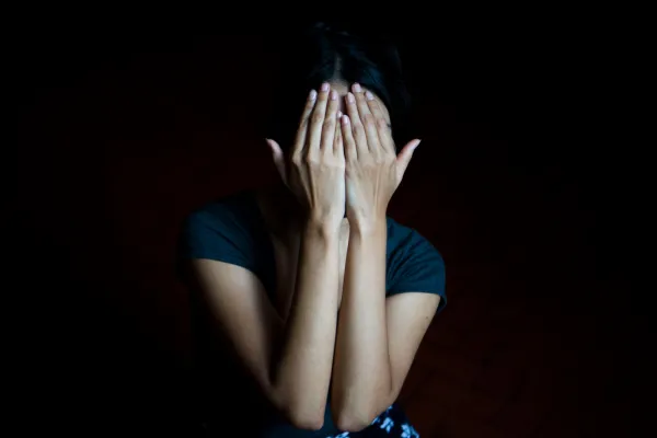 Cómo es vivir en un estado de bajón anímico y por qué genera alerta entre los psicólogos