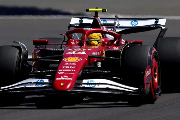 Hamilton deslumbra en casa: lideró los primeros libres en Silverstone en su debut británico con Ferrari