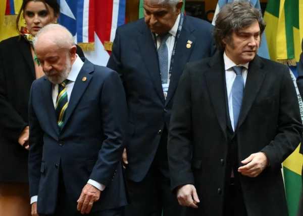 TENSIÓN. Milei y Lula no ocultaron sus diferencias y se cruzaron con un gélido saludo al inicio de la cumbre. afp