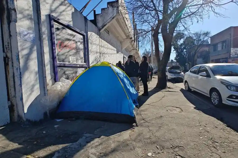 AFUERA DE CENTRAL CÓRDOBA. La carpa, refugio de música y emoción.