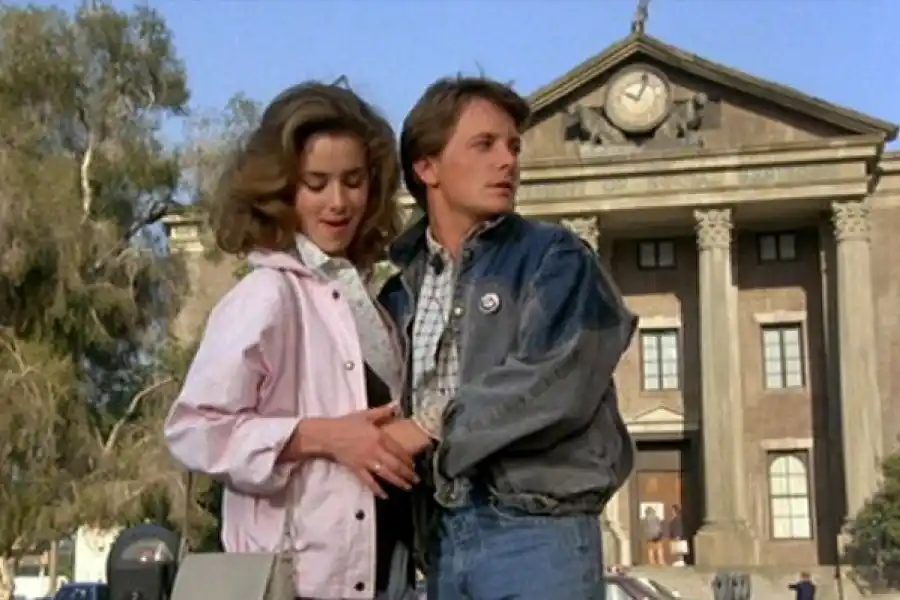 POLÉMICA. Marty viaja al pasado y conoce a quien iba a ser su madre.