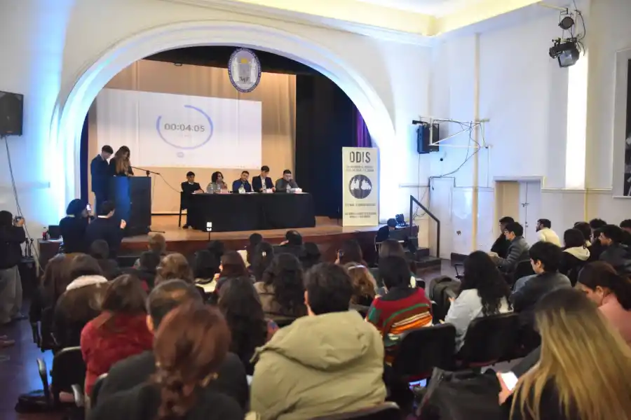 DEBATE EN FILO. Cinco jóvenes militantes de distintos partidos se enfrentaron en un debate intenso y sin filtros en un auditorio lleno. / LA GACETA, OSVALDO RIPOLL