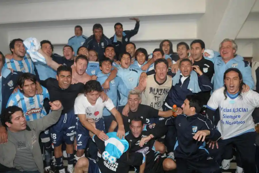 FESTEJO. El plantel del 2009 era dirigido por Héctor Rivoira.