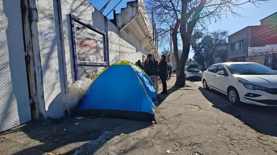 AFUERA DE CENTRAL CÓRDOBA. La carpa, refugio de música y emoción.