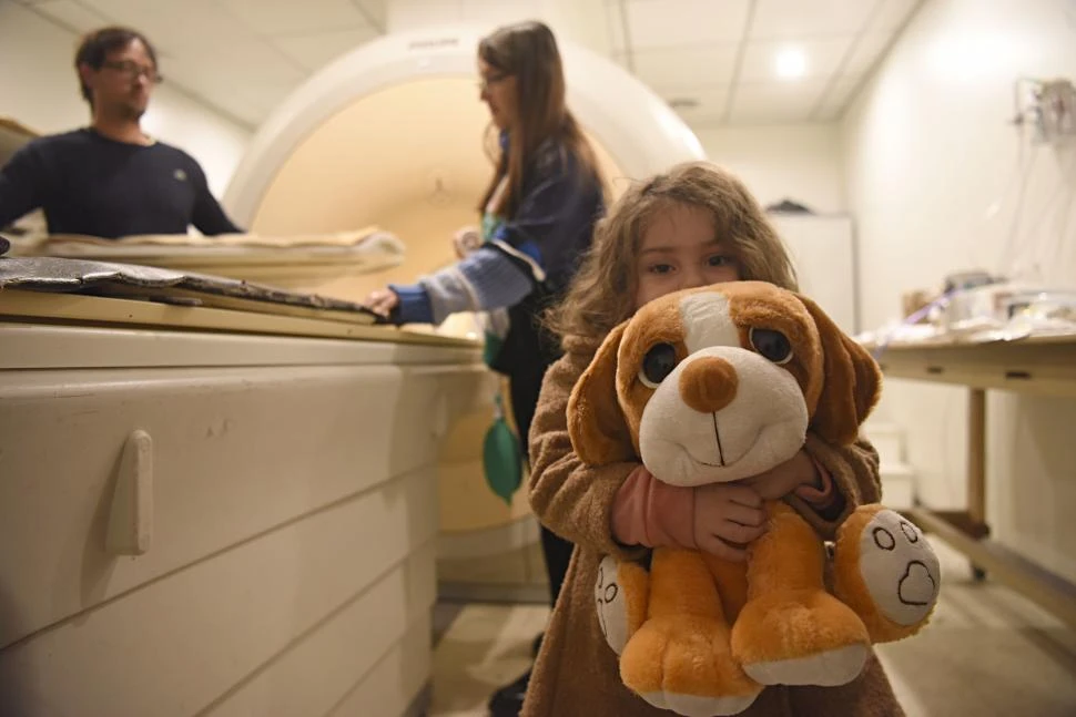 Hospital Padilla: peluches protegen a niños que deben usar el resonador
