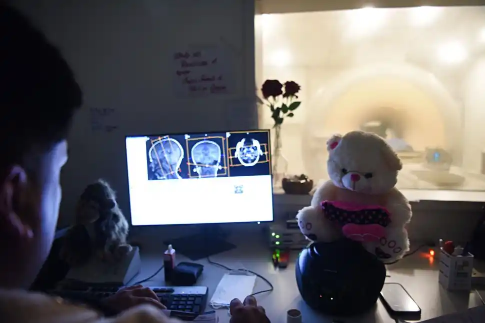 Hospital Padilla: peluches protegen a niños que deben usar el resonador