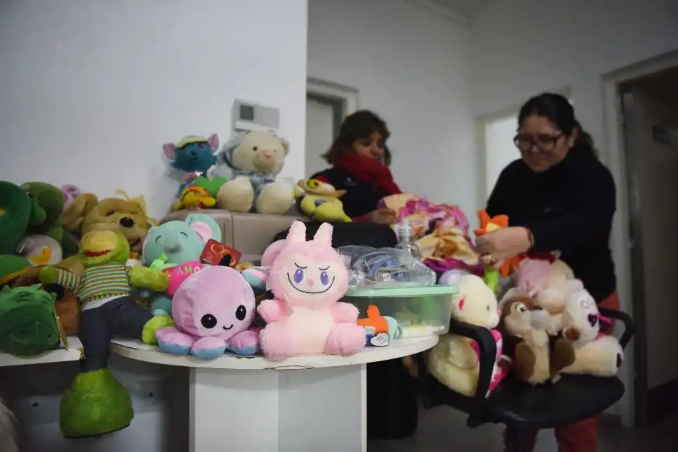 Hospital Padilla: peluches protegen a niños que deben usar el resonador
