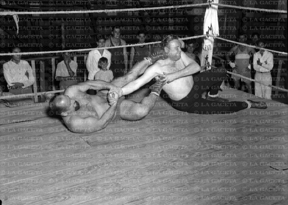 Recuerdos fotográficos: pelea de catch en el Tucumán de los 50