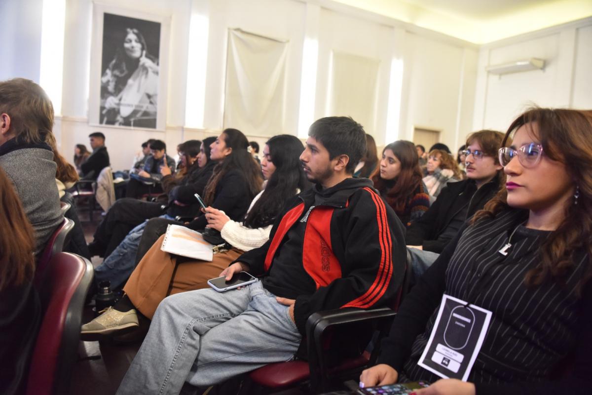 ESCUCHANDO ATENTOS. La convocatoria fue de unas cien personas, que llenaron el Espacio Cultural de Filosofía y Letras. / LA GACETA, OSVALDO RIPOLL