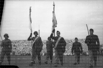 Recuerdos fotográficos: 1957: jura de la Bandera en la cancha de Atlético