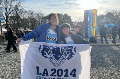 Una bandera, un club y un viaje: la pasión de una madre y su hijo por Los Pumas