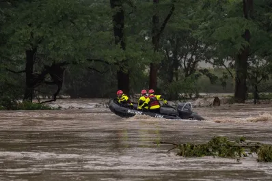 Trágicas inundaciones en Texas: hay al menos 24 muertos y 20 nenas de un campamento desaparecidas