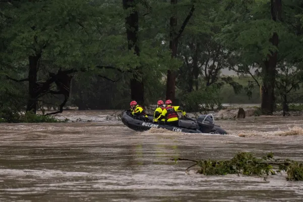 Trágicas inundaciones en Texas: hay al menos 24 muertos y 20 nenas de un campamento desaparecidas