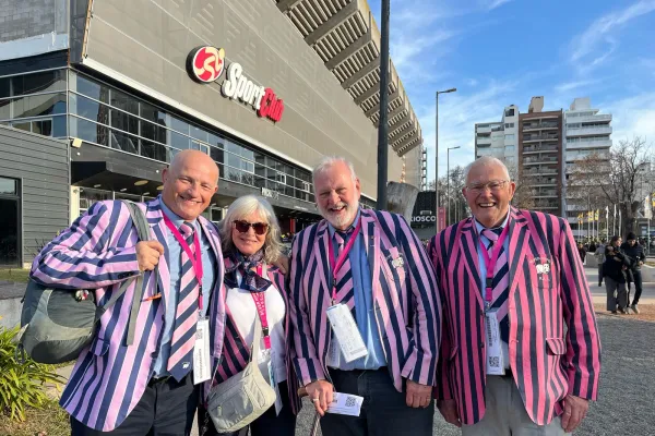 Los Silver Hippos: los exjugadores de rugby ingleses que siguen a su selección por el mundo y conquistan Argentina