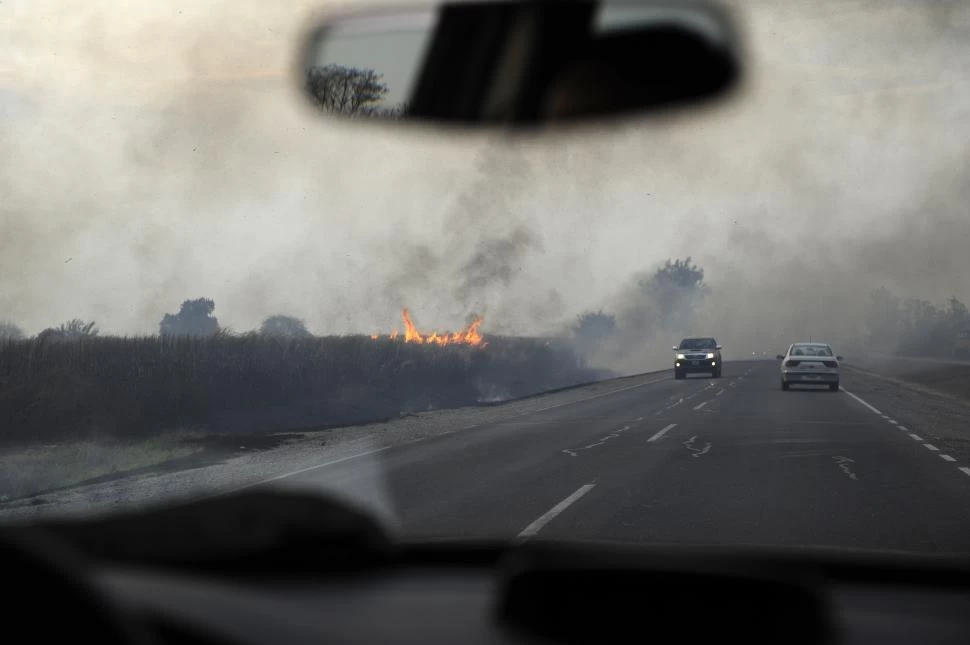 POCA VISIBILIDAD. La quema de pastizales dificulta la conducción de vehículos por las rutas de la provincia.
