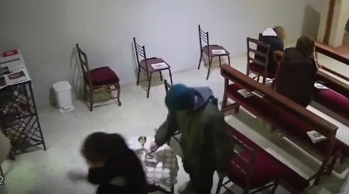 Ingresaron a una iglesia, participaron de la misa y le robaron a una mujer mientras rezaba