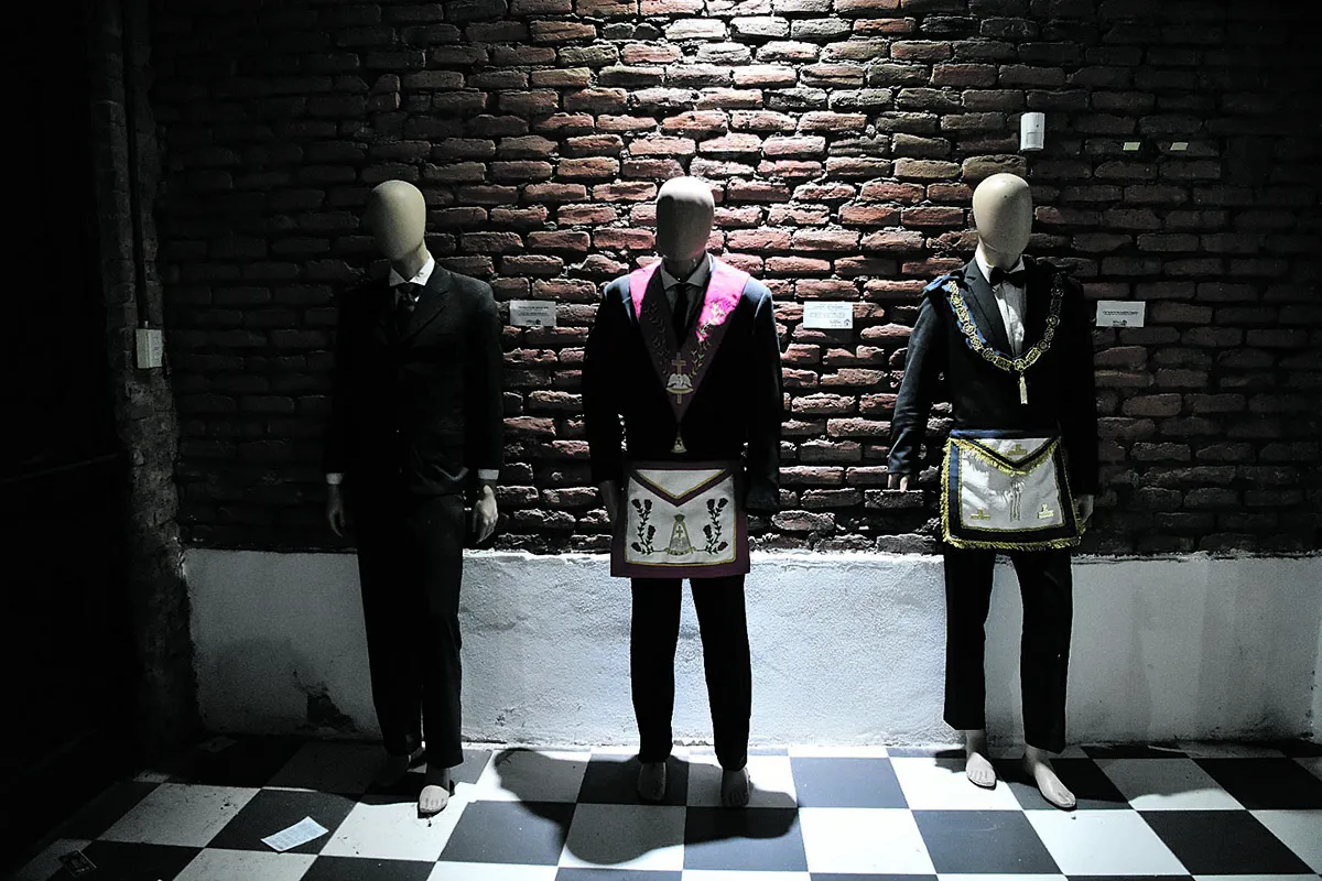 ATUENDOS. En el museo tucumano se expone las vestimentas de los masones.