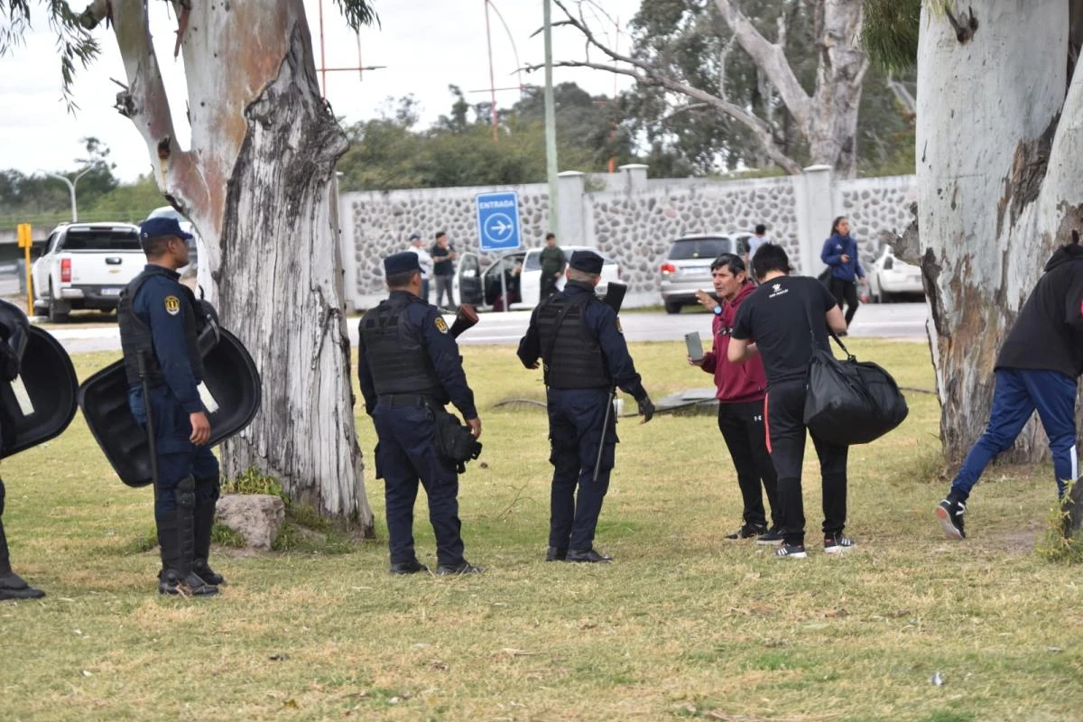 Los controles policiales en los alrededores del estadio
