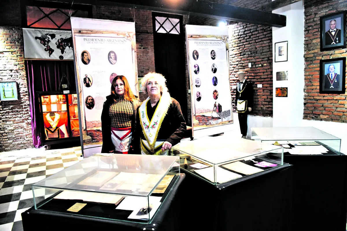 HERMANAS. La Gran Maestra junto a Isabel Díaz, una masona tucumana.