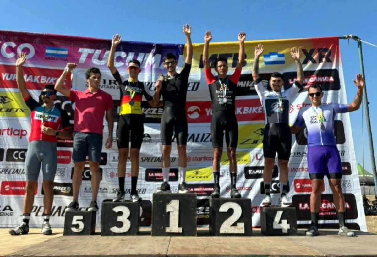 ELITE. Rodrigo Altamirano (centro) se subió a lo más alto del podio en la categoría principal de la carrera.