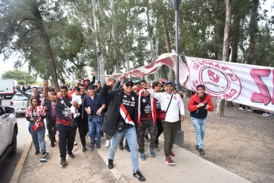 La pasión no se esconde: el Parque Aguirre se tiñó de rojo y blanco con los hinchas de San Martín