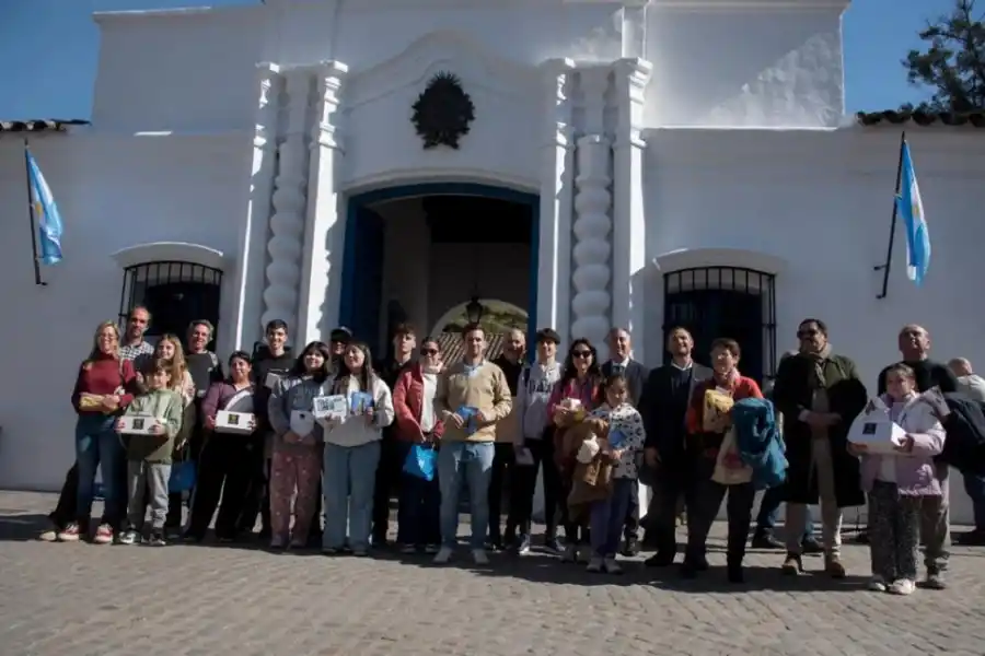 DE VISITA. Turistas llegados de distintas provincias confluyeron ayer en la Casa Histórica y fueron recibidos por la Municipalidad capitalina.