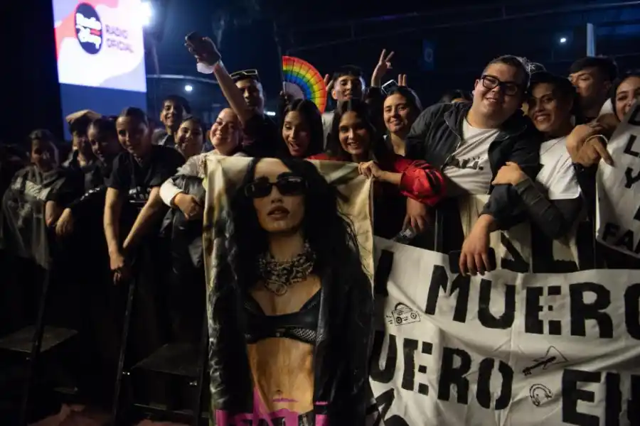 FUROR. Los carteles y las banderas se desplegaron por todo el club.