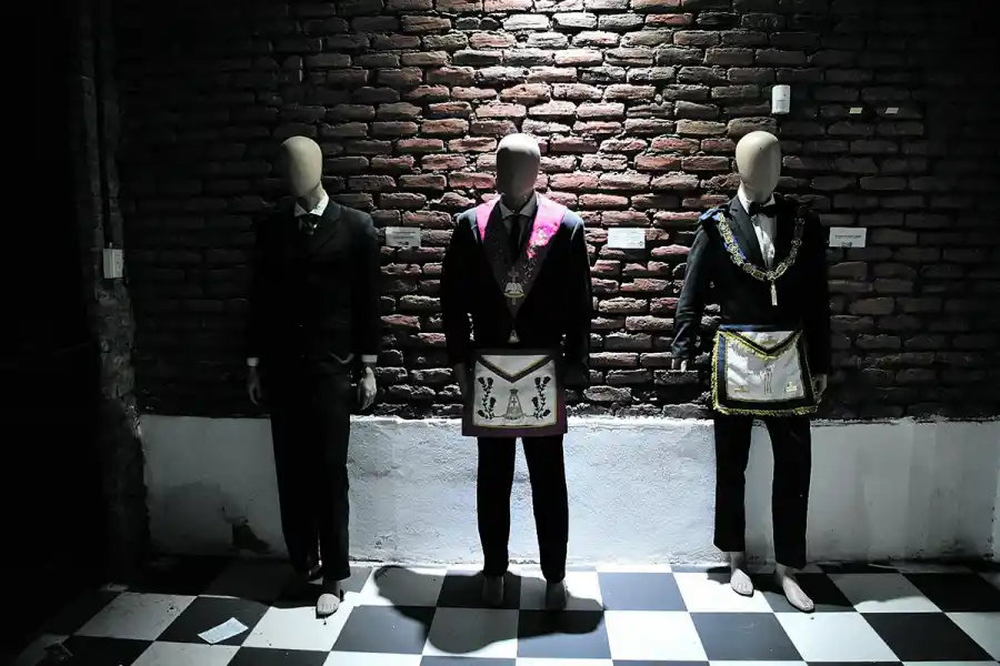 ATUENDOS. En el museo tucumano se expone las vestimentas de los masones.