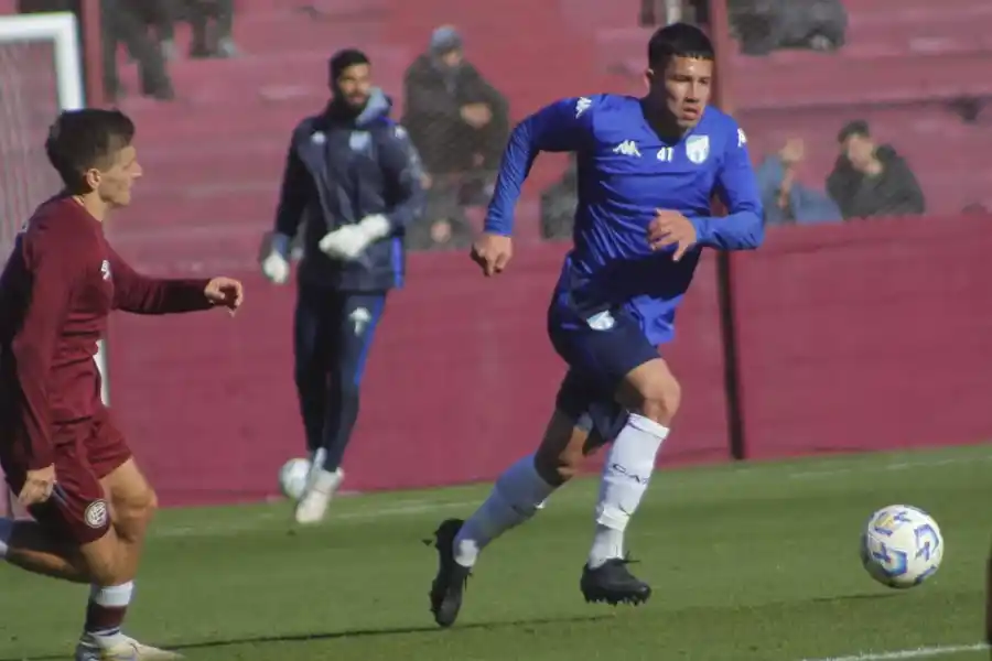 Clever Ferreira compartió zaga central con Marcelo Ortiz en el partido frente a Lanús.